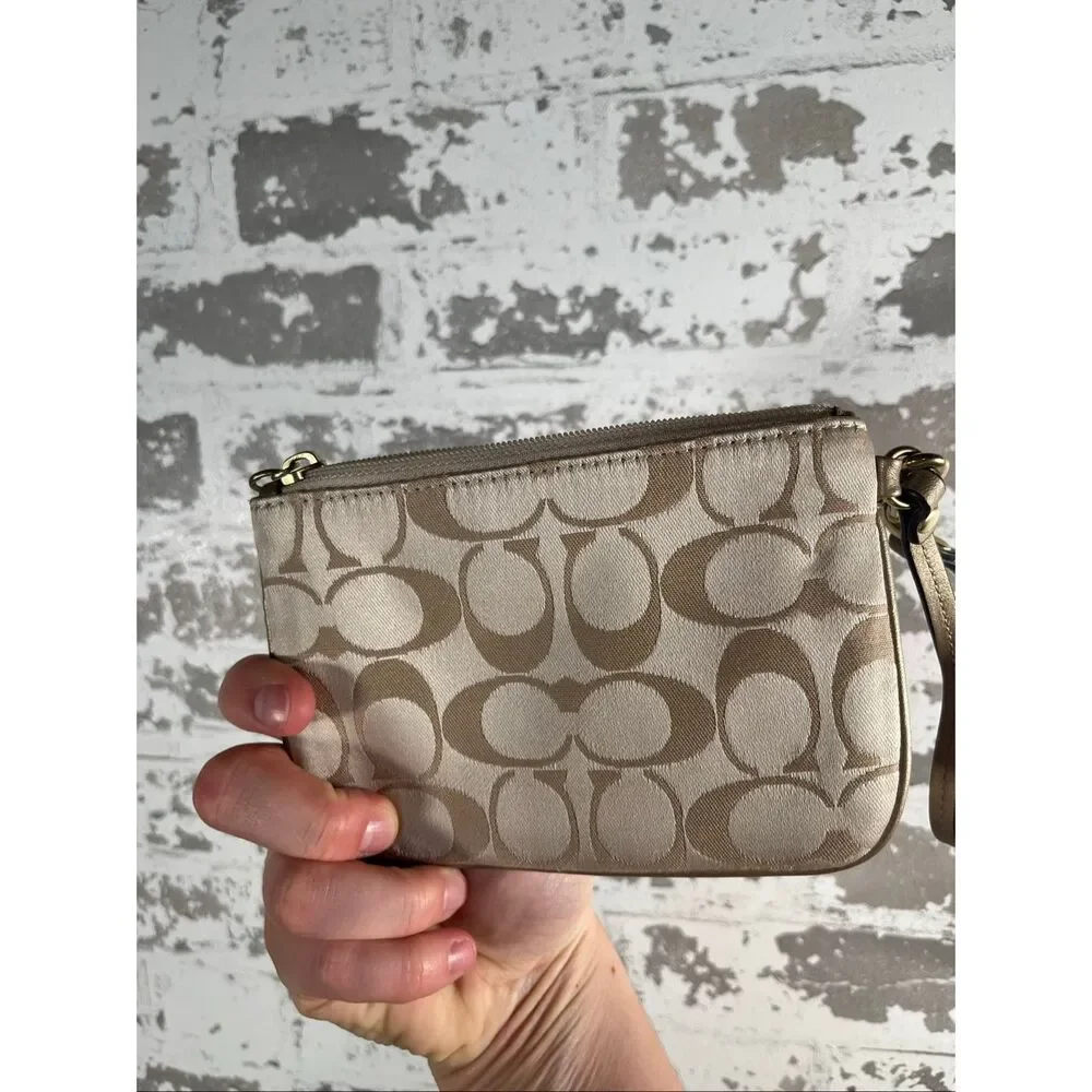 Coach | wristlet as is cream